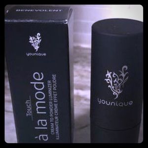 🔥BENEVOLENT LUMINIZER STICK🔥